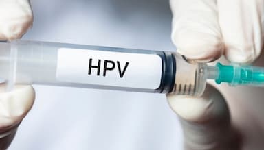 Tiêm vắc-xin HPV có tác dụng phụ không? Những điều cần lưu ý!